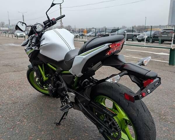 Білий Кавасакі Z 650, об'ємом двигуна 0.65 л та пробігом 7 тис. км за 7299 $, фото 7 на Automoto.ua
