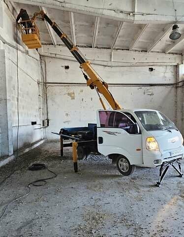 Белый Киа Бонго, объемом двигателя 2.9 л и пробегом 208 тыс. км за 20000 $, фото 5 на Automoto.ua