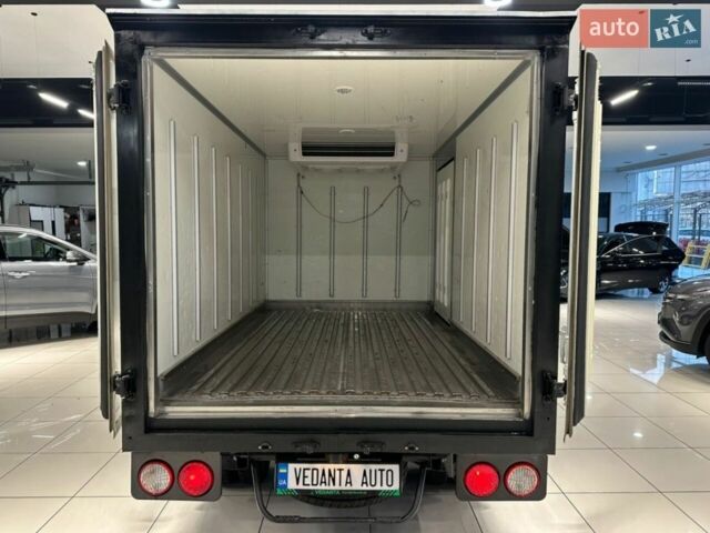 Білий Кіа Бонго, об'ємом двигуна 2.5 л та пробігом 167 тис. км за 23400 $, фото 8 на Automoto.ua