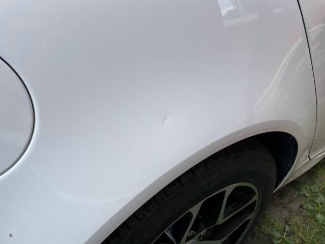 Белый Киа Каденза, объемом двигателя 2 л и пробегом 147 тыс. км за 9000 $, фото 6 на Automoto.ua