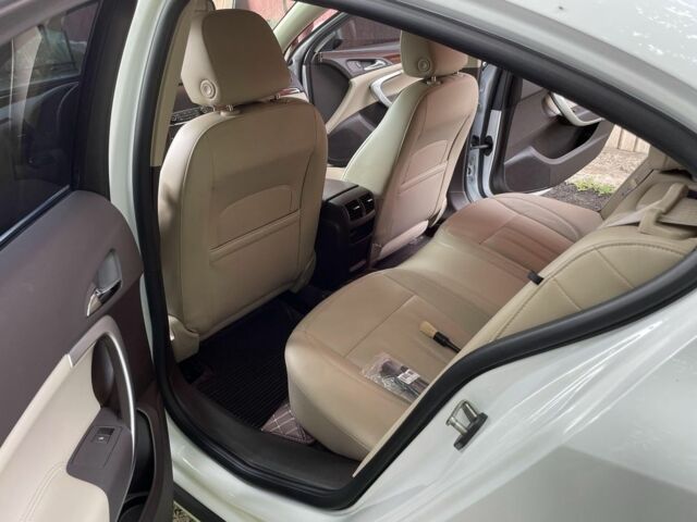 Белый Киа Каденза, объемом двигателя 2 л и пробегом 147 тыс. км за 9000 $, фото 4 на Automoto.ua