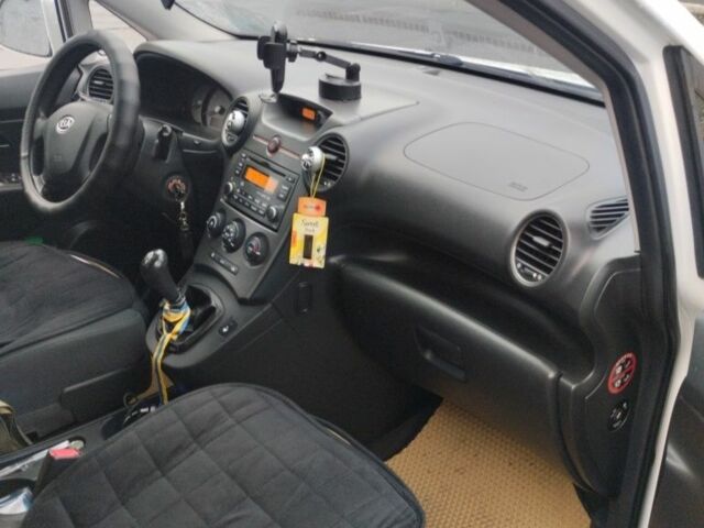 Кіа Каренс 2007 у Хмельницькому на Automoto.ua Білий Кіа Каренс, об'ємом двигуна 2 л та пробігом 250 тис. км за 5500 $, фото 5 на Automoto.ua