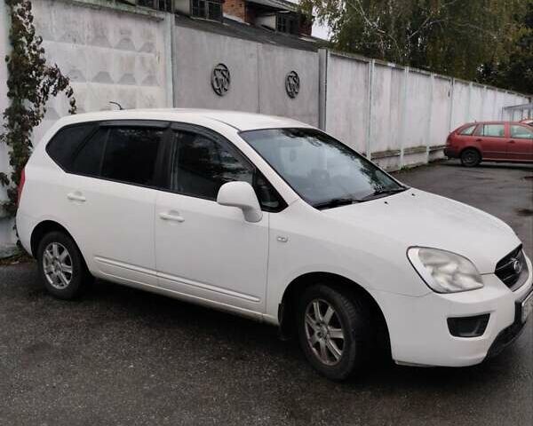 Белый Киа Каренс, объемом двигателя 1.98 л и пробегом 250 тыс. км за 5500 $, фото 7 на Automoto.ua