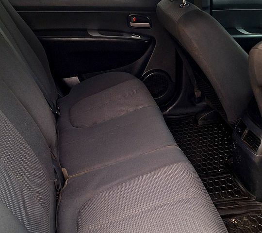 Білий Кіа Каренс, об'ємом двигуна 2 л та пробігом 0 тис. км за 5600 $, фото 6 на Automoto.ua