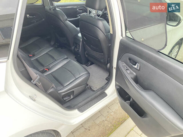 Белый Киа Каренс, объемом двигателя 1.7 л и пробегом 276 тыс. км за 12700 $, фото 10 на Automoto.ua