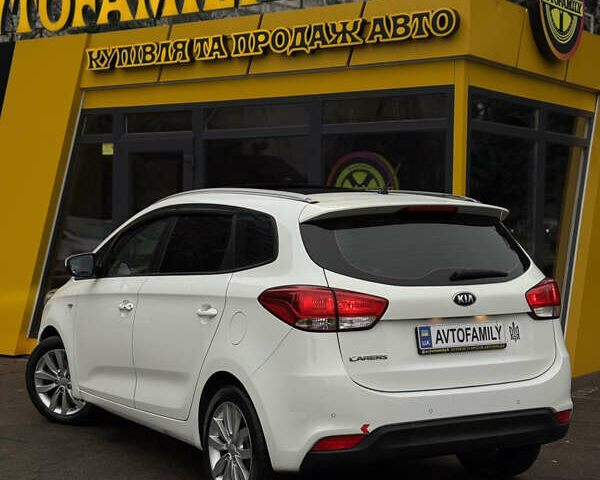 Белый Киа Каренс, объемом двигателя 2 л и пробегом 215 тыс. км за 10500 $, фото 5 на Automoto.ua