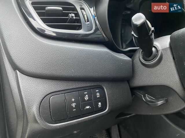 Белый Киа Каренс, объемом двигателя 1.7 л и пробегом 276 тыс. км за 12700 $, фото 18 на Automoto.ua