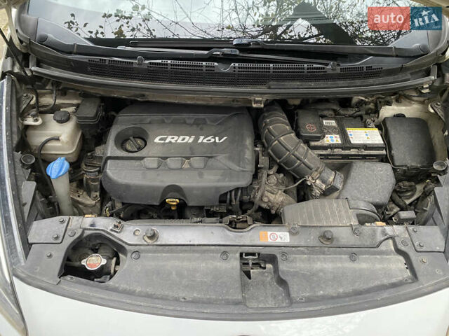Белый Киа Каренс, объемом двигателя 1.7 л и пробегом 276 тыс. км за 12700 $, фото 20 на Automoto.ua