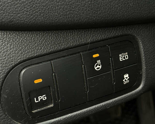 Белый Киа Каренс, объемом двигателя 2 л и пробегом 215 тыс. км за 10500 $, фото 15 на Automoto.ua