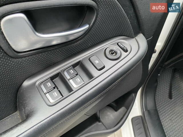 Белый Киа Каренс, объемом двигателя 1.7 л и пробегом 276 тыс. км за 12700 $, фото 17 на Automoto.ua