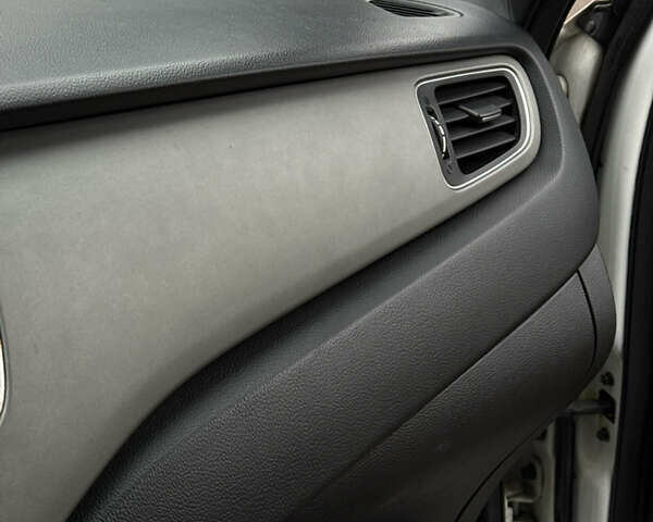 Белый Киа Каренс, объемом двигателя 2 л и пробегом 215 тыс. км за 10500 $, фото 23 на Automoto.ua