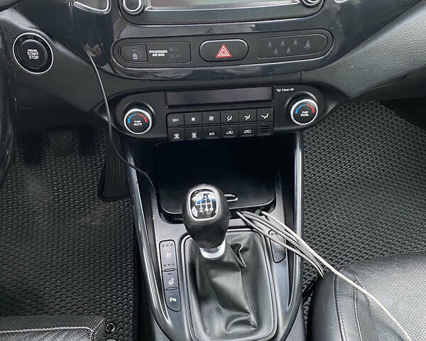 Белый Киа Каренс, объемом двигателя 1.7 л и пробегом 276 тыс. км за 12700 $, фото 15 на Automoto.ua