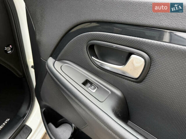 Белый Киа Каренс, объемом двигателя 1.7 л и пробегом 196 тыс. км за 11974 $, фото 70 на Automoto.ua