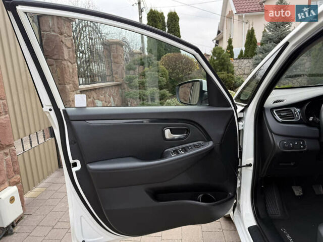 Белый Киа Каренс, объемом двигателя 1.7 л и пробегом 196 тыс. км за 11974 $, фото 20 на Automoto.ua