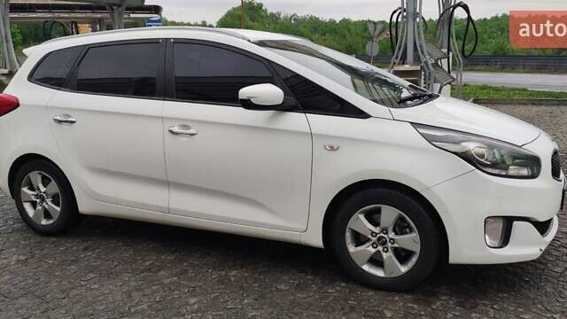 Белый Киа Каренс, объемом двигателя 1.7 л и пробегом 299 тыс. км за 8900 $, фото 2 на Automoto.ua