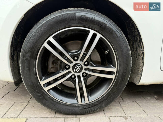 Белый Киа Каренс, объемом двигателя 1.7 л и пробегом 196 тыс. км за 11974 $, фото 75 на Automoto.ua