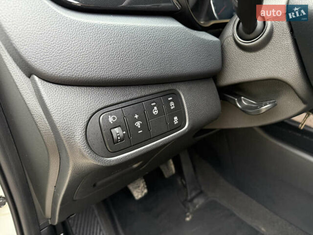 Белый Киа Каренс, объемом двигателя 1.7 л и пробегом 196 тыс. км за 11974 $, фото 27 на Automoto.ua