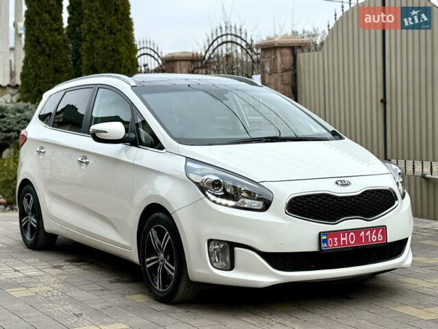 Белый Киа Каренс, объемом двигателя 1.7 л и пробегом 196 тыс. км за 11974 $, фото 1 на Automoto.ua