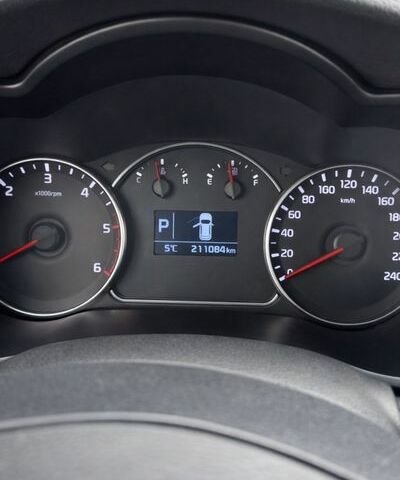 Білий Кіа Каренс, об'ємом двигуна 1.7 л та пробігом 211 тис. км за 13000 $, фото 7 на Automoto.ua