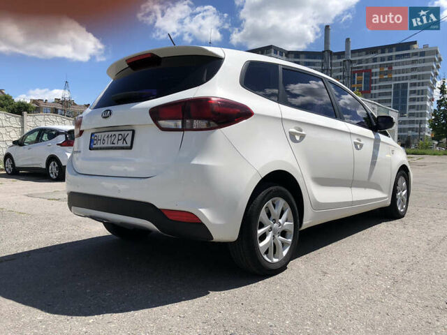 Белый Киа Каренс, объемом двигателя 2 л и пробегом 221 тыс. км за 11800 $, фото 4 на Automoto.ua