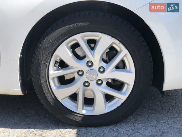 Белый Киа Каренс, объемом двигателя 2 л и пробегом 221 тыс. км за 11800 $, фото 29 на Automoto.ua