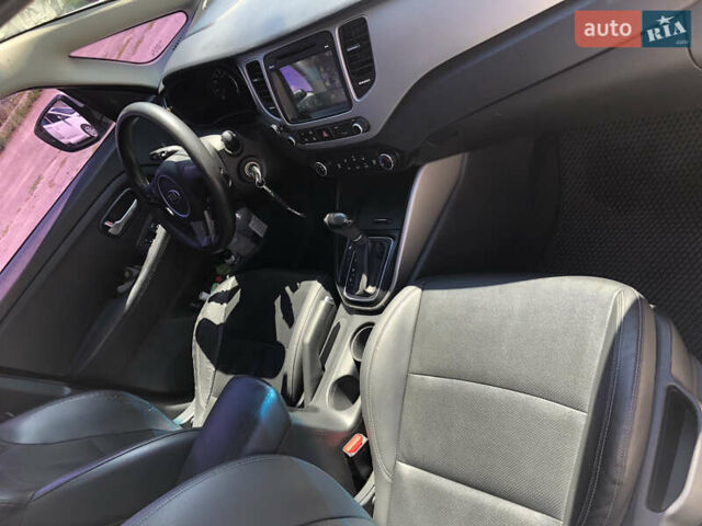 Белый Киа Каренс, объемом двигателя 2 л и пробегом 221 тыс. км за 11800 $, фото 18 на Automoto.ua