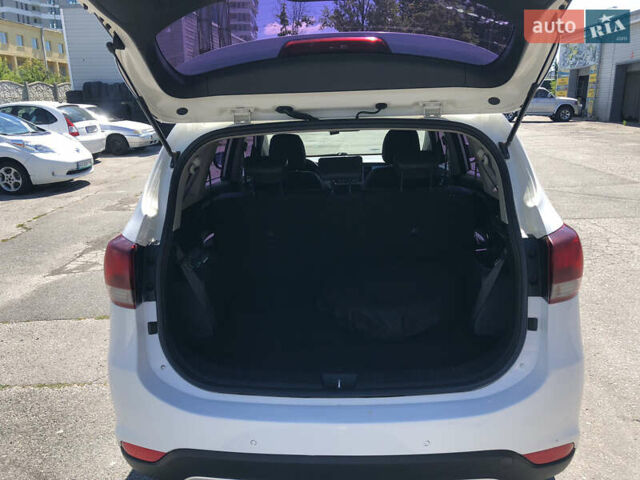 Белый Киа Каренс, объемом двигателя 2 л и пробегом 221 тыс. км за 11800 $, фото 22 на Automoto.ua