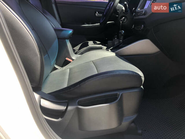 Белый Киа Каренс, объемом двигателя 2 л и пробегом 221 тыс. км за 11800 $, фото 19 на Automoto.ua