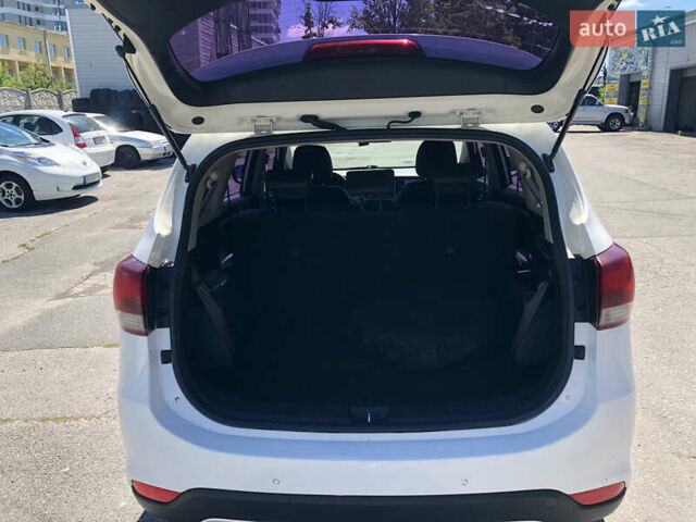 Белый Киа Каренс, объемом двигателя 2 л и пробегом 221 тыс. км за 11800 $, фото 21 на Automoto.ua