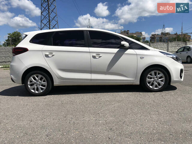Белый Киа Каренс, объемом двигателя 2 л и пробегом 221 тыс. км за 11800 $, фото 2 на Automoto.ua