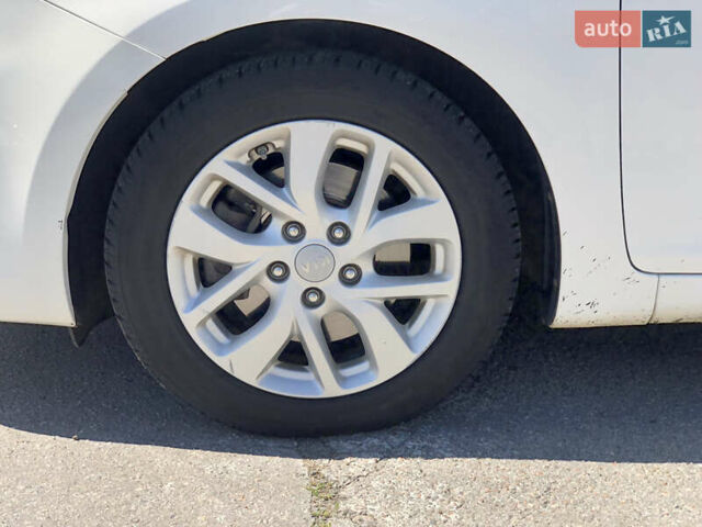 Белый Киа Каренс, объемом двигателя 2 л и пробегом 221 тыс. км за 11800 $, фото 34 на Automoto.ua