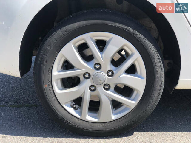 Белый Киа Каренс, объемом двигателя 2 л и пробегом 221 тыс. км за 11800 $, фото 31 на Automoto.ua