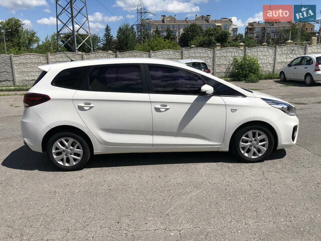 Белый Киа Каренс, объемом двигателя 2 л и пробегом 221 тыс. км за 11800 $, фото 3 на Automoto.ua