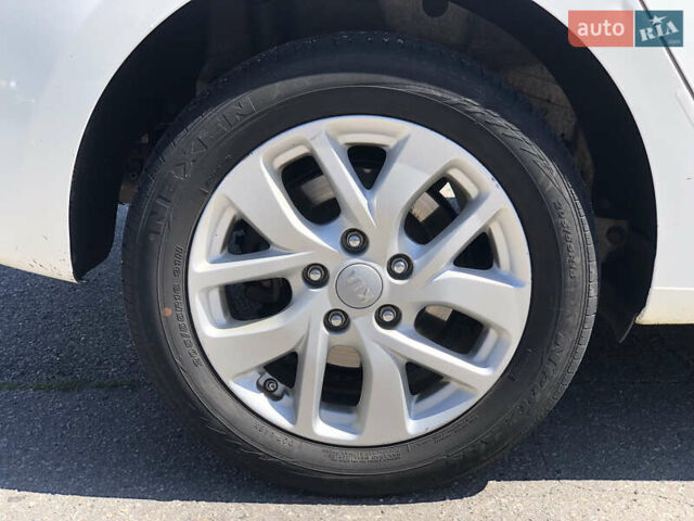 Белый Киа Каренс, объемом двигателя 2 л и пробегом 221 тыс. км за 11800 $, фото 30 на Automoto.ua