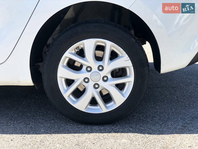 Белый Киа Каренс, объемом двигателя 2 л и пробегом 221 тыс. км за 11800 $, фото 32 на Automoto.ua