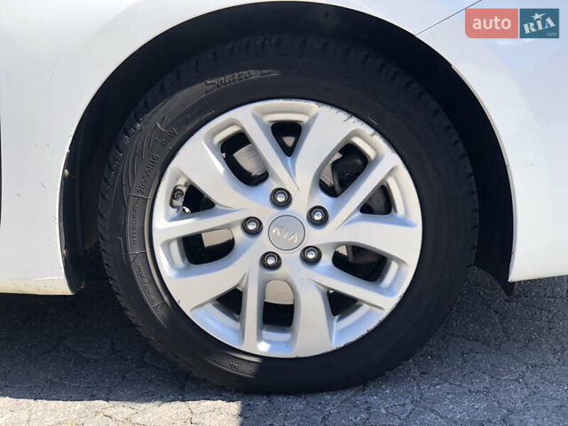 Белый Киа Каренс, объемом двигателя 2 л и пробегом 221 тыс. км за 11800 $, фото 28 на Automoto.ua