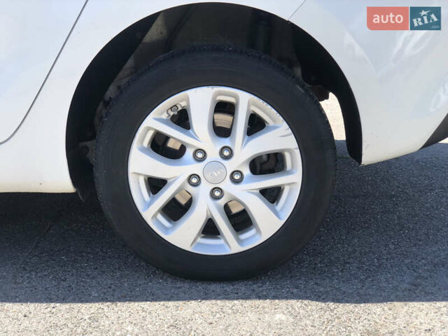 Белый Киа Каренс, объемом двигателя 2 л и пробегом 221 тыс. км за 11800 $, фото 33 на Automoto.ua