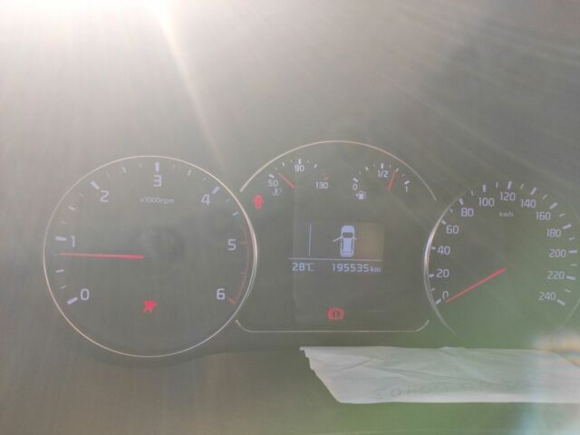 Киа Каренс 2014 в Черкассах на Automoto.ua Белый Киа Каренс, объемом двигателя 1.7 л и пробегом 190 тыс. км за 8700 $, фото 7 на Automoto.ua