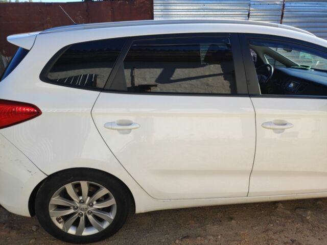 Киа Каренс 2014 в Черкассах на Automoto.ua Белый Киа Каренс, объемом двигателя 1.7 л и пробегом 190 тыс. км за 8700 $, фото 2 на Automoto.ua