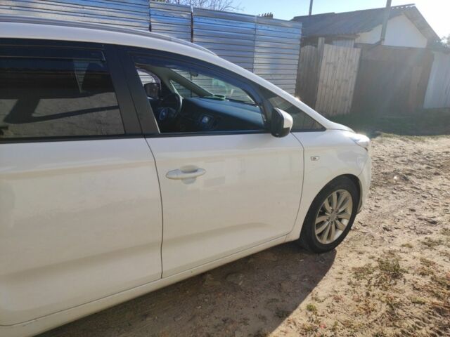 Киа Каренс 2014 в Черкассах на Automoto.ua Белый Киа Каренс, объемом двигателя 1.7 л и пробегом 190 тыс. км за 8700 $, фото 3 на Automoto.ua