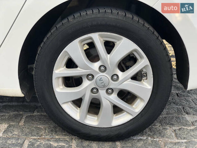 Белый Киа Каренс, объемом двигателя 2 л и пробегом 250 тыс. км за 11000 $, фото 35 на Automoto.ua