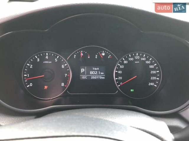 Белый Киа Каренс, объемом двигателя 2 л и пробегом 250 тыс. км за 11000 $, фото 9 на Automoto.ua