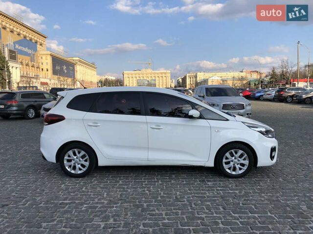 Белый Киа Каренс, объемом двигателя 2 л и пробегом 250 тыс. км за 11000 $, фото 6 на Automoto.ua