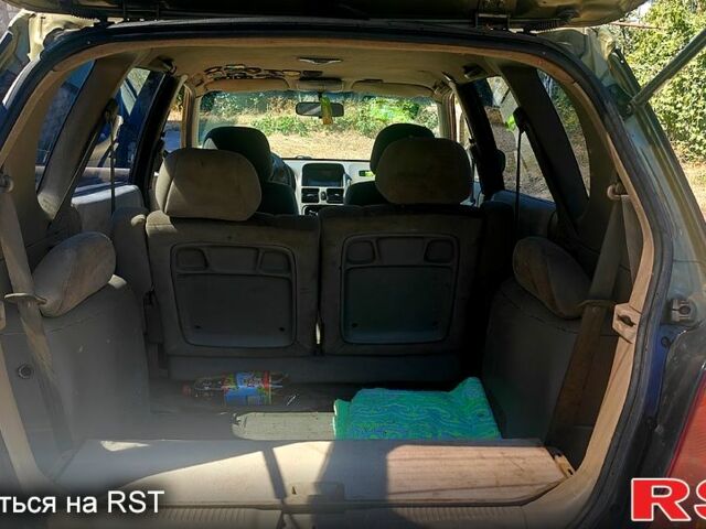 Бежевый Киа Каренс, объемом двигателя 1.8 л и пробегом 338 тыс. км за 3000 $, фото 1 на Automoto.ua