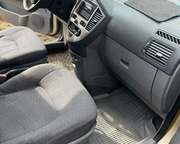 Бежевый Киа Каренс, объемом двигателя 1.79 л и пробегом 299 тыс. км за 3199 $, фото 9 на Automoto.ua