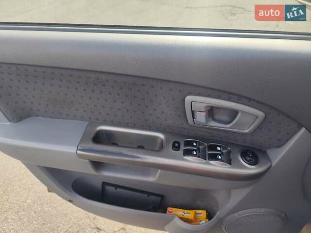 Бежевий Кіа Каренс, об'ємом двигуна 1.8 л та пробігом 327 тис. км за 4000 $, фото 13 на Automoto.ua