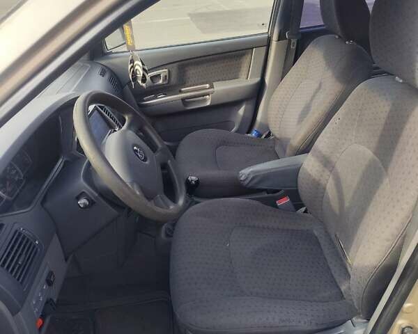 Бежевий Кіа Каренс, об'ємом двигуна 1.8 л та пробігом 327 тис. км за 4000 $, фото 9 на Automoto.ua