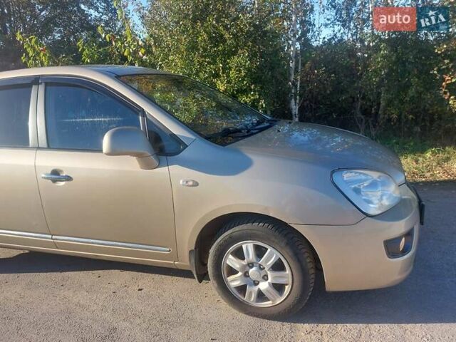 Бежевий Кіа Каренс, об'ємом двигуна 2 л та пробігом 319 тис. км за 5800 $, фото 3 на Automoto.ua