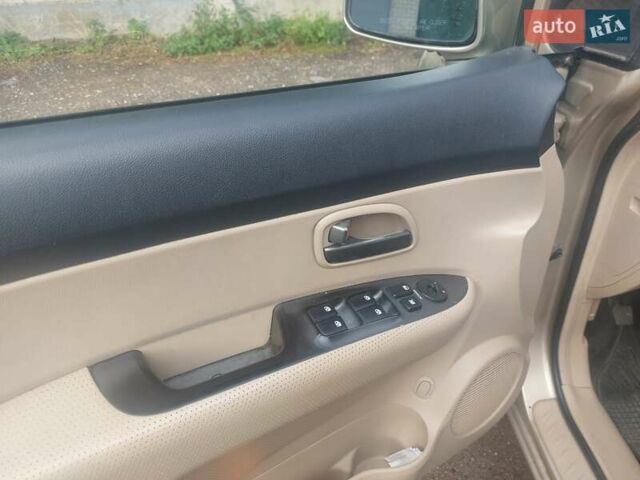 Бежевий Кіа Каренс, об'ємом двигуна 2 л та пробігом 319 тис. км за 5800 $, фото 12 на Automoto.ua