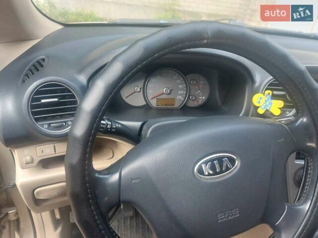 Бежевий Кіа Каренс, об'ємом двигуна 2 л та пробігом 319 тис. км за 5800 $, фото 11 на Automoto.ua